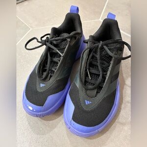 Boys 3.5 Black and Purple Basketball Sneakers